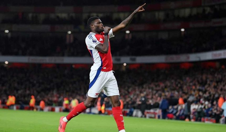 Fenerbahçe, İngiltere Premier Lig ekibi Arsenal ile sözleşmesi sona eren 32 yaşındaki defansif orta saha oyuncusu Thomas Partey’e talip oldu.

Gazeteci Yağız Sabuncuoğlu’nun haberine göre, sarı lacivertli yönetim oyuncuyla temasa geçerek şartlarını sordu.