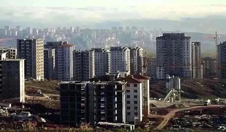 Ev sahibi olmak isteyen birçok vatandaş tarafından konut kredisi faiz oranları araştırılıyor.