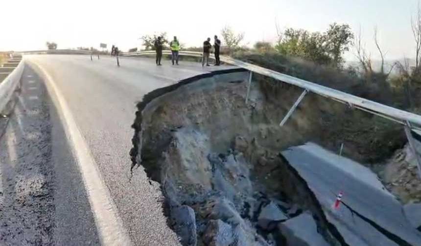 Kuşadası-Söke kara yolu çöktü