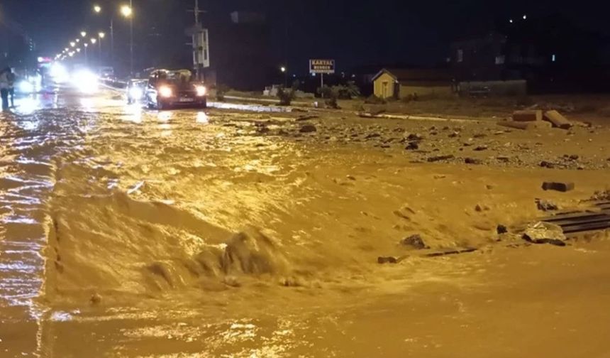 Konya'da sağanak kabusu! Köprü çöktü, evleri su bastı
