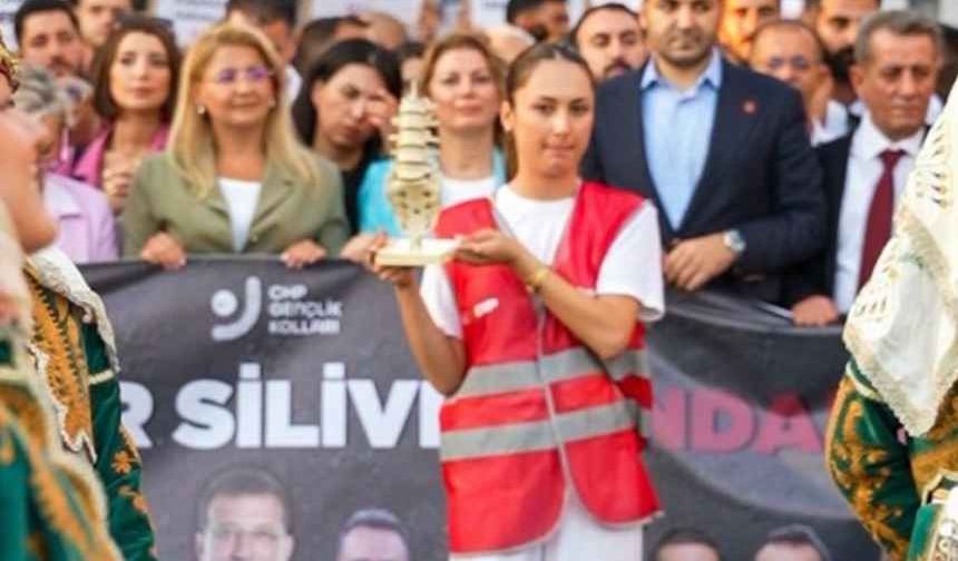 CHP'li gençler Aydın'da 'omurga' maketiyle yürüdü