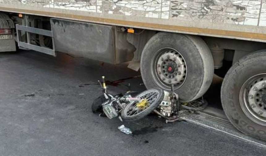 TIR'ın dorsesinin altına giren motosikletli feci şekilde can verdi