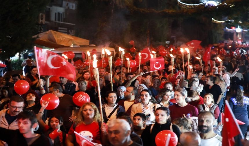 Efeler’de binlerce vatandaş Cumhuriyet Yürüyüşü’nde buluştu