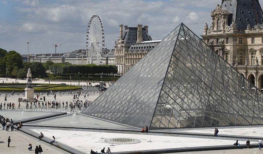 Dakikalar içinde soyulmuştu! Louvre Müzesi soygununda bir istifa