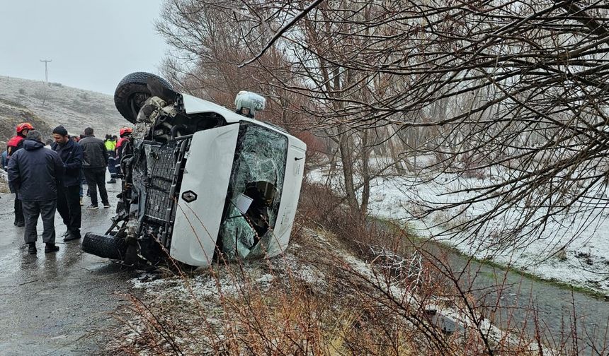 Sivas'ta öğrenci servisi devrildi! 15 yaralı