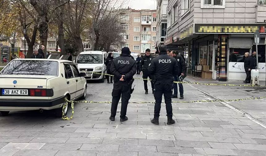 Kayseri'de esnaf sokakta gördüğü 3 kişiyi bıçakladı