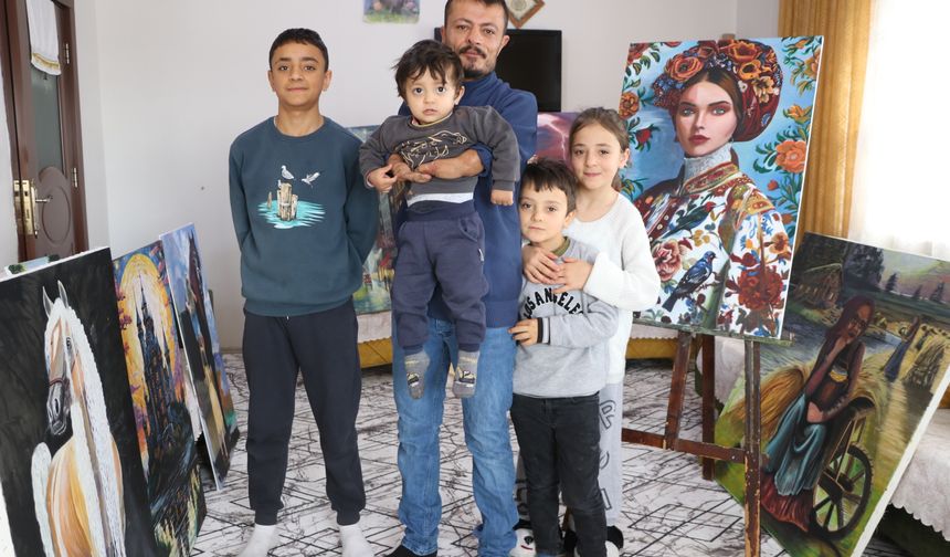 Dirsekleriyle çizdiği resimlerle hayata tutundu, siparişlere yetişemiyor