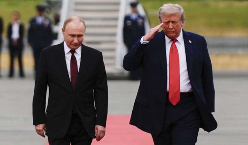 Beyaz Saray'da yenilenen salonda Trump ve Putin'in birlikte fotoğrafı yer alıyor