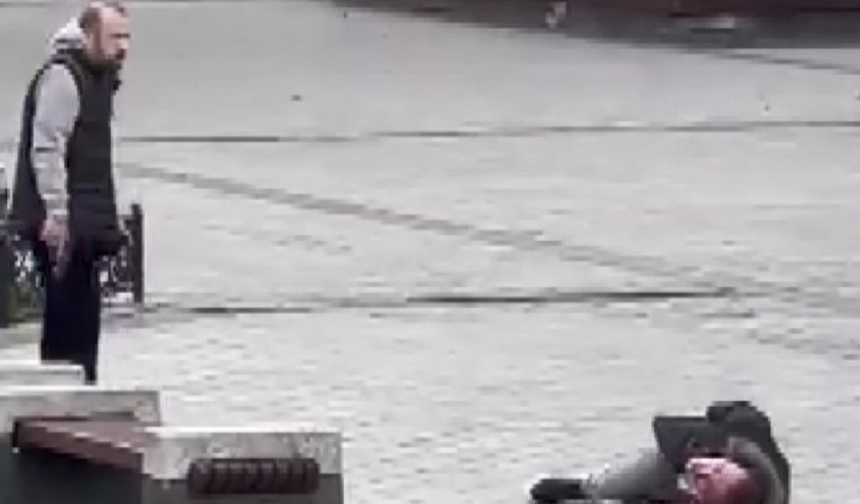 Mısır Çarşısı'nın girişinde silahlı saldırı! Vurduğu kişinin başında bekledi