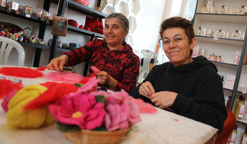 Isparta'da kooperatif çatısı altında buluşan kadınlar keçeden ürün yapıp satıyor
