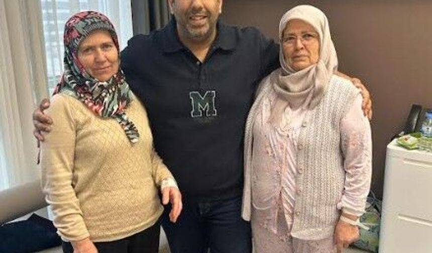 İki kız kardeş aynı gün meme kanserini yendi