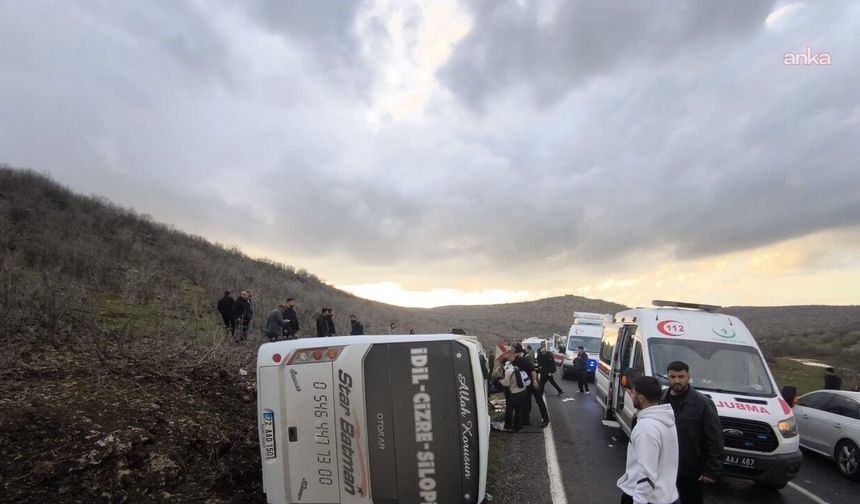 Mardin’de yolcu midibüsü devrildi: 25 yaralı
