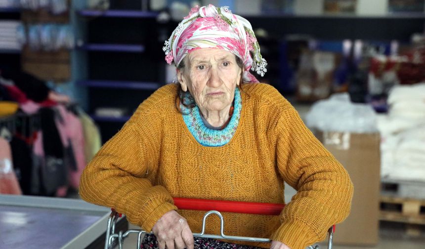 Hurdacı kadın, belediyeden aldığı gıda destek kartını Gazze'ye bağışladı