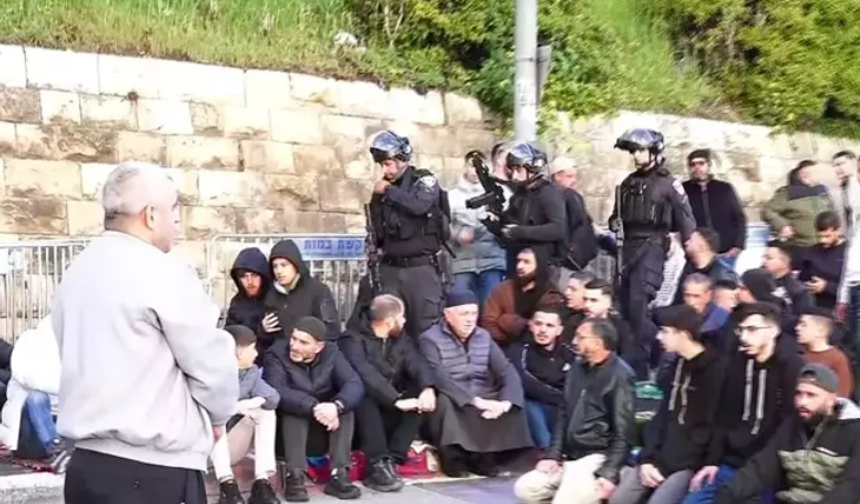 İsrail Mescid-i Aksa'yı kapadı, Filistinliler bayram namazını çevresinde kıldı