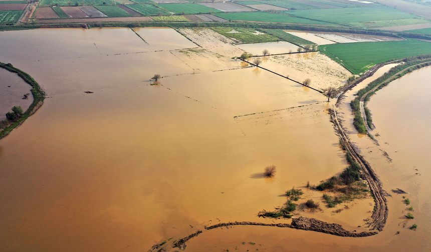 Menderes Nehri taştı, yollar su altında kaldı