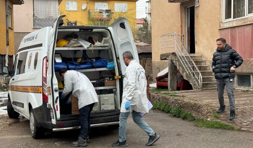 Boşanma aşamasındaki eşini bıçaklayıp üzerine kapıyı kilitleyerek kaçtı