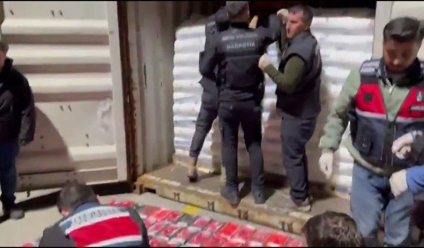 İstanbul'da Panama bayraklı gemide 106 kilo kokain ele geçirildi