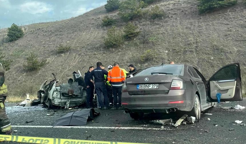 Ankara'da iki otomobil çarpıştı: 5 ölü