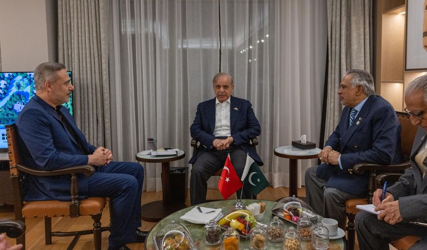 Bakan Fidan, Pakistan Başbakanı Şerif ile bir araya geldi