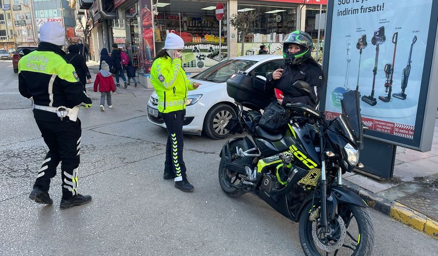 Ehliyetsiz ve plakasız 3 motosiklet sürücüsüne toplam 135 bin lira ceza