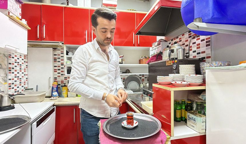 Her gün 25 bin adım atan çaycı, hoverboard ile çay servisine başladı