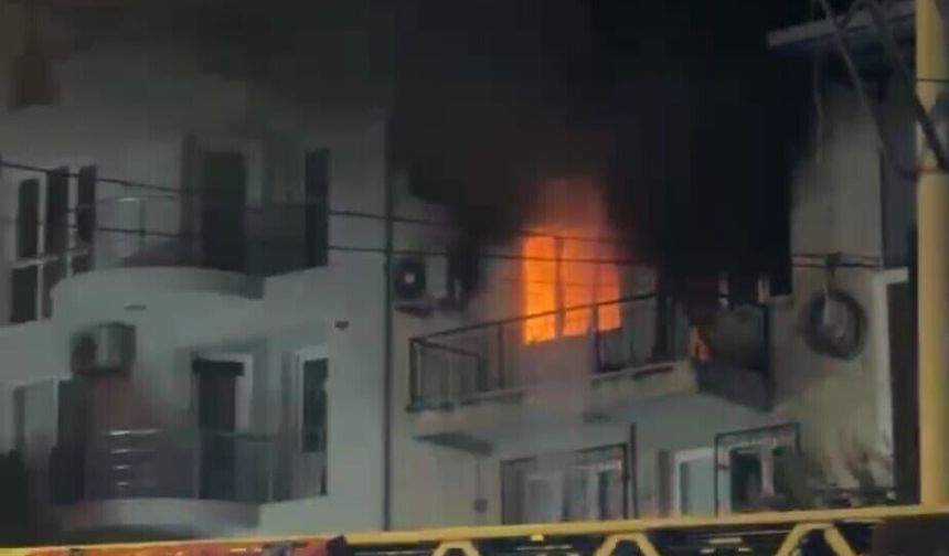 İzmir'de evde çıkan yangında baba öldü, oğlu entübe edildi