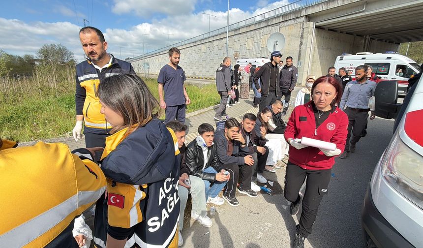 Öğrencileri taşıyan otobüs, otomobilin üzerine devrildi: 46 yaralı