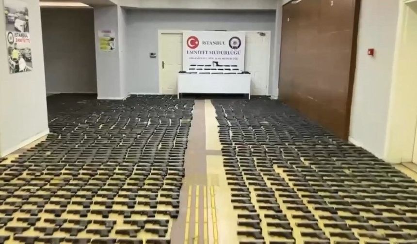 Pendik'te düzenlenen operasyonda toprak altındaki depoda binlerce silah parçası bulundu