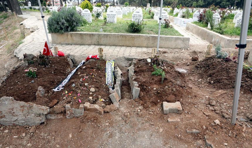 Saldırıda hayatlarını kaybeden öğrencilerin mezarlarını ziyaret edip gözyaşı döktüler