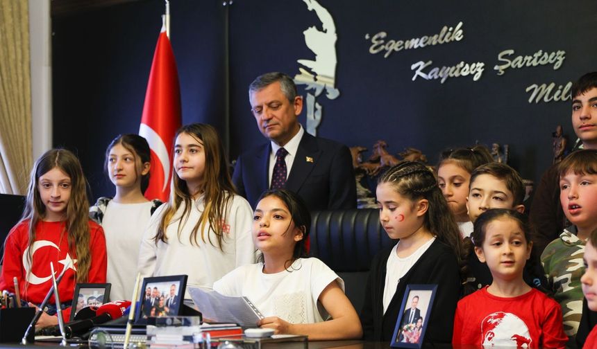 Özgür Özel, koltuğunu 5'inci sınıf öğrencisi Elisa'ya devretti