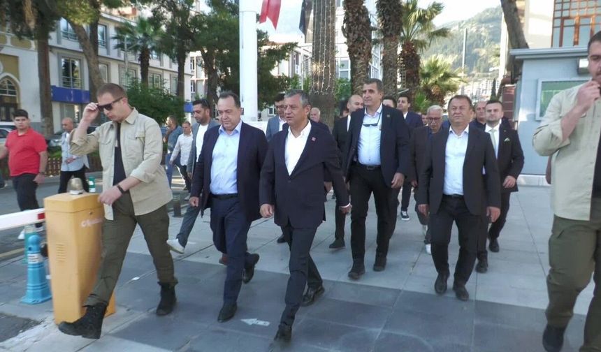 Özgür Özel, Manisa’da mezarlık ve şehitlik ziyaretlerinde bulundu