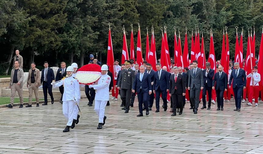 Bakan Bak, gençler ve sporcularla birlikte Anıtkabir'i ziyaret etti