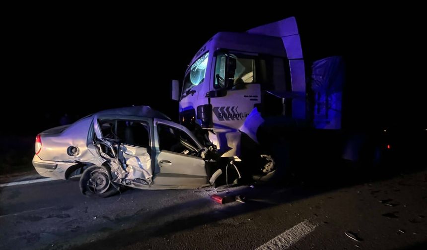 TIR ile çarpışan otomobildeki çift öldü