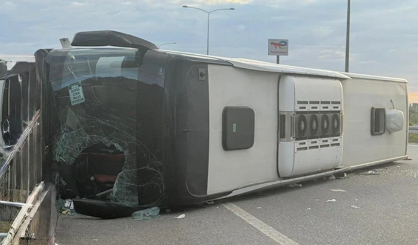 Yolcu otobüsü refüje çarpıp devrildi: 36 yaralı