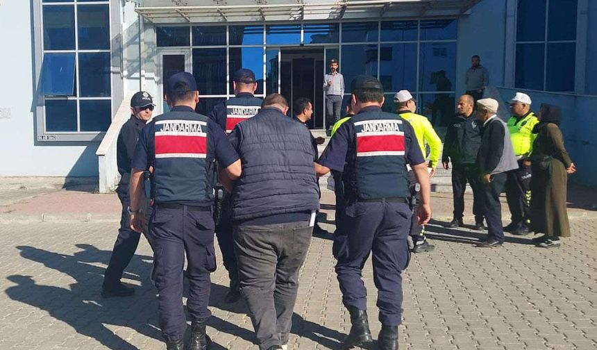 Edirne'de durdurulan taksiden 4 kaçak göçmen çıktı