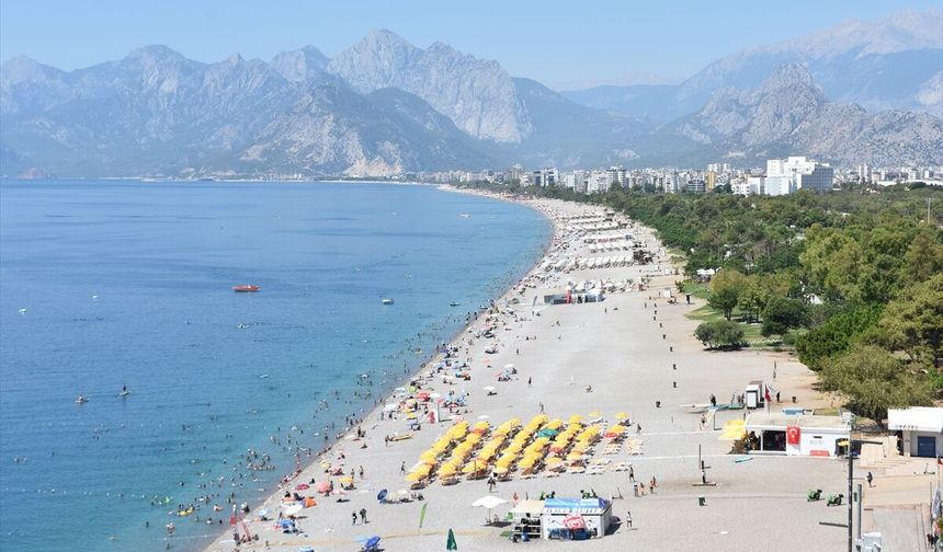 Hava sıcaklığının 38 dereceye ulaştığı Antalya'nın sahillerinde yoğunluk yaşandı