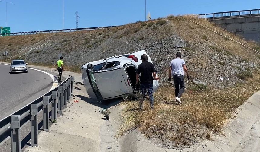 Başakşehir'de bariyerlere çarpan otomobil takla attı: 3 yaralı