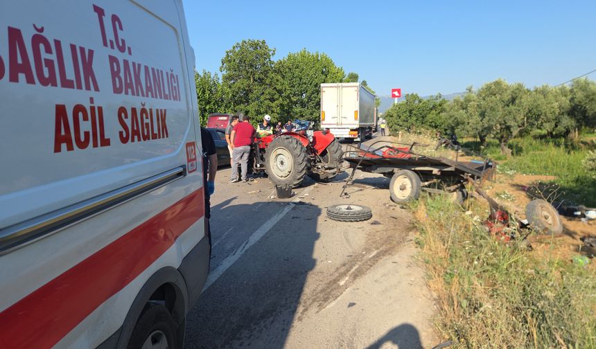 Hafif ticari aracın çarptığı traktördeki çift yaralandı