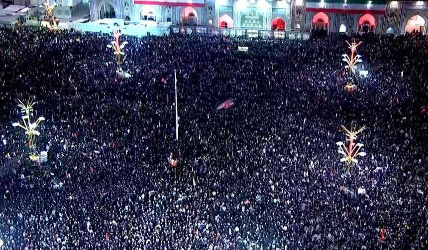 İran'ın eski lideri Hamaney Meşhed'de toprağa verildi