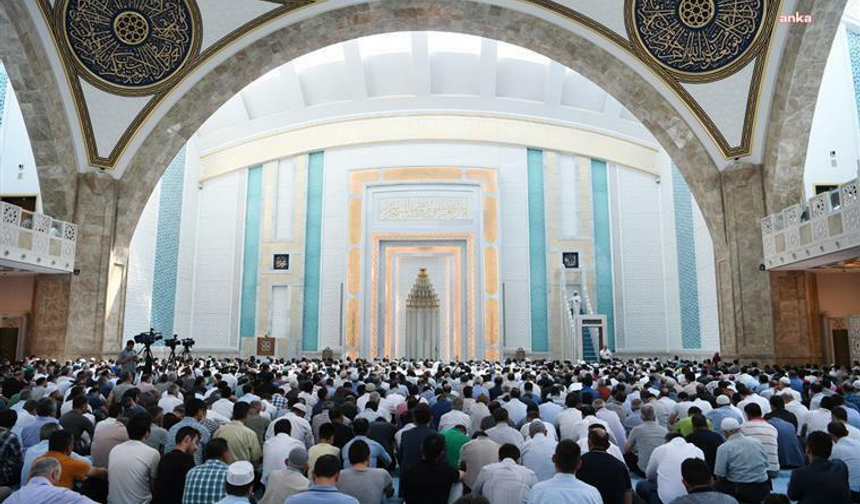 Diyanet 'in cuma hutbesi: "Ülkemizin ateş çemberinin içine çekilmek istendiği bir dönemde; istikbalimiz, kardeşliğimize bağlı"
