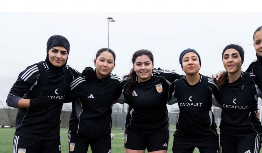 FIFA kararı sonrası Afgan kadın futbol takımı ilk kez sahaya çıktı
