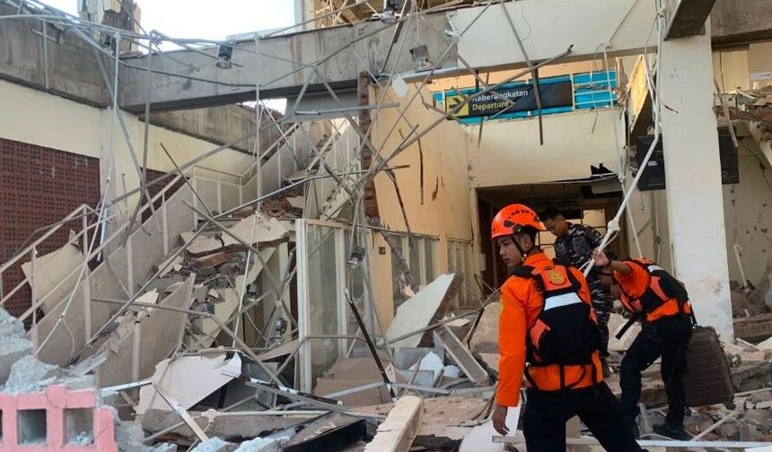 Endonezya'da 7.7 büyüklüğündeki depremde hayatını kaybedenlerin sayısı 103'e yükseldi