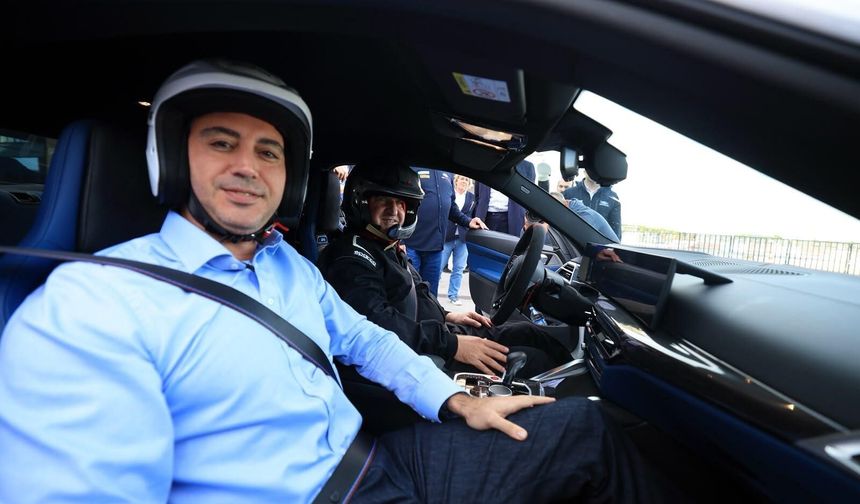 Bakan Bak Formula 1 öncesi İstanbul Park'ta sürüş yaptı