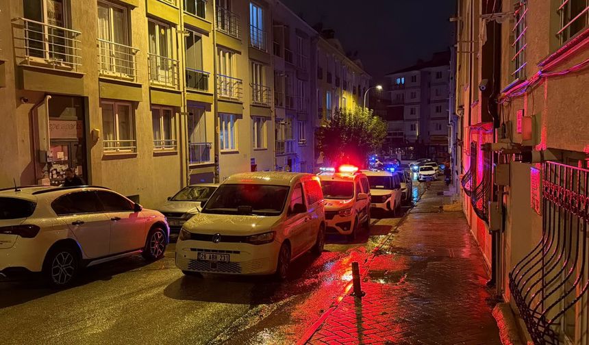 Sevgilisiyle birlikte yaşadığı evde göğsünden bıçaklanıp öldü