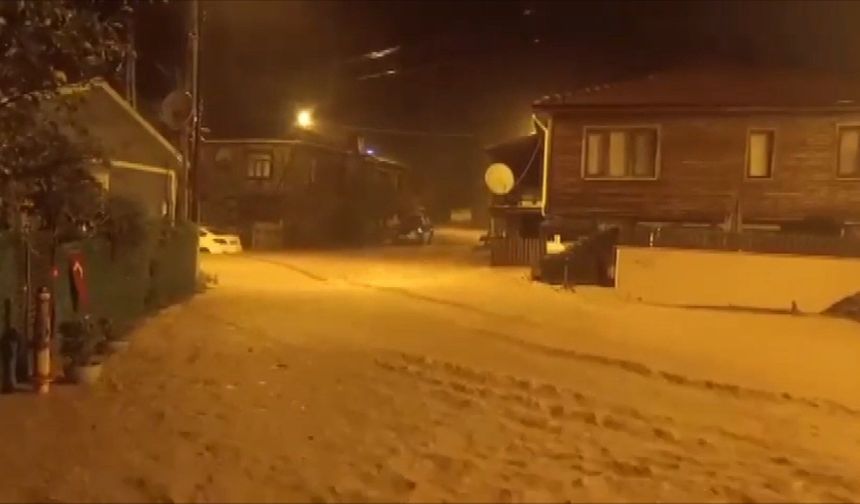 Şile'de dere taştı; 3 köye ulaşım sağlayan köprü sular altında kaldı