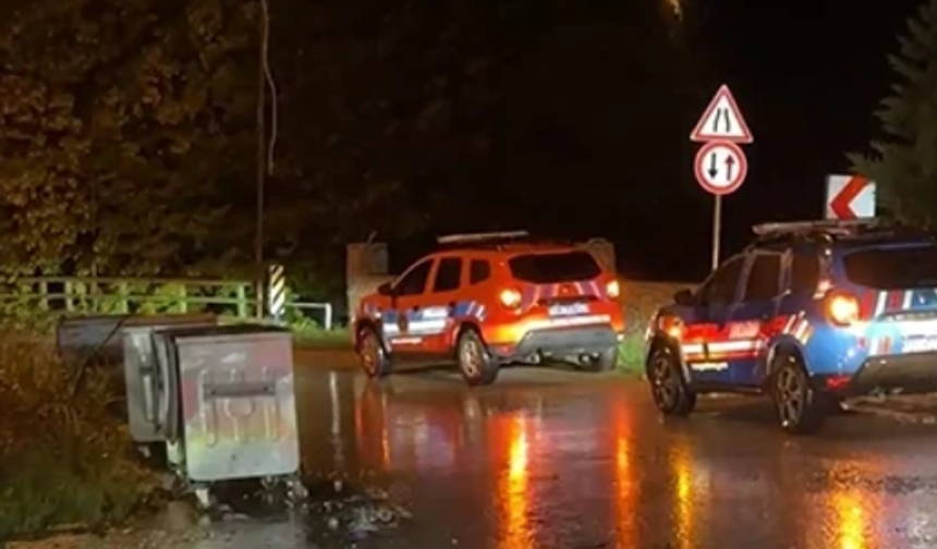Dereye düşen cipin sürücüsü kurtuldu, kayıp 2 kişi aranıyor