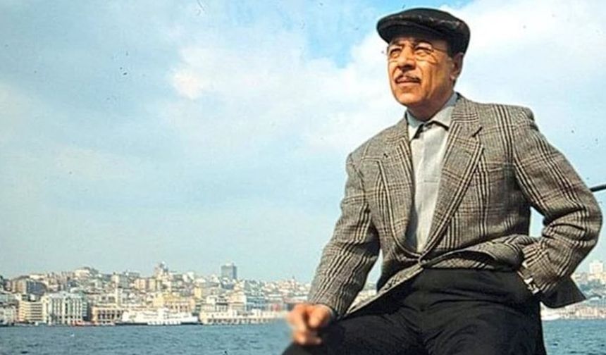 Bozlak türkülerini “feryat” olarak nitelendiren Neşet Ertaş, 1938 yılında Kırşehir’in Çiçekdağı ilçesi, Abdallar (Kırtıllar) köyünde dünyaya geldi. Müzik hayatına kendisi gibi saz üstadı babası Muharrem Ertaş sayesinde başladı. Sanatçının ilk çalgısı annesi Döne Hanım’ın çamaşır tokacına tel takmak suretiyle yaptığı oyuncak bağlamaydı.