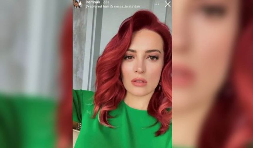 Sosyal medya hesabından paylaşım yapan Sak'ın, saçlarını kısaltıp kızıla boyadığı görüldü.