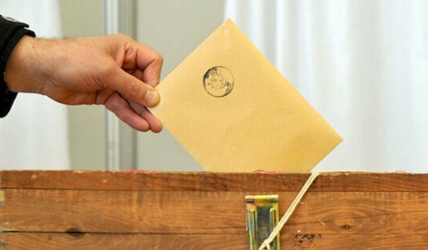 Yöneylem Araştırma'nın Eylül 2021 Türkiye Siyaset Paneli araştırmasına göre, seçmenlerin milletvekilliği seçimindeki parti tercihlerine bakıldığında Cumhur İttifakı ile Millet İttiakı arasında yüzde 2,3'lük bir fark bulunuyor.