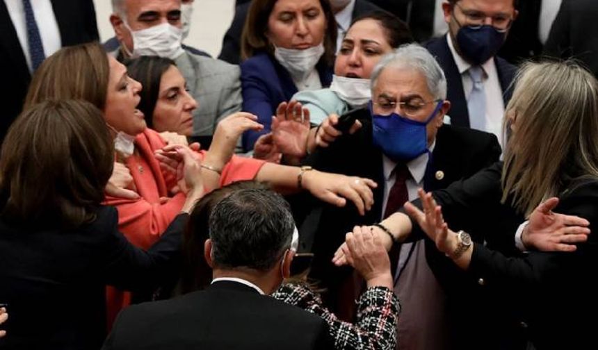 Ayvazoğlu'nun ağır sözleri üzerine CHP Grup Başkanvekili Özgür Özel, salondaki tüm CHP milletvekilleri için 2'şer dakika sataşmadan söz istedi.